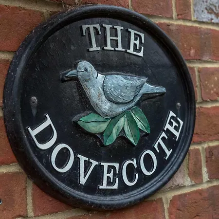 The Dovecote, Stoke Farthing Courtyard Villa Broad Chalke Exterior photo